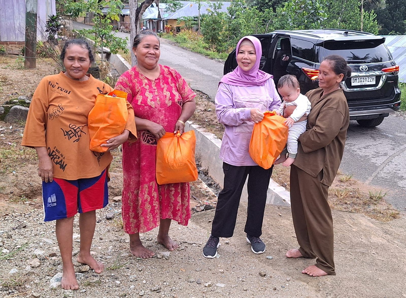 Wagub Idah Bersama Dharma Wanita Berbagi Sembako
