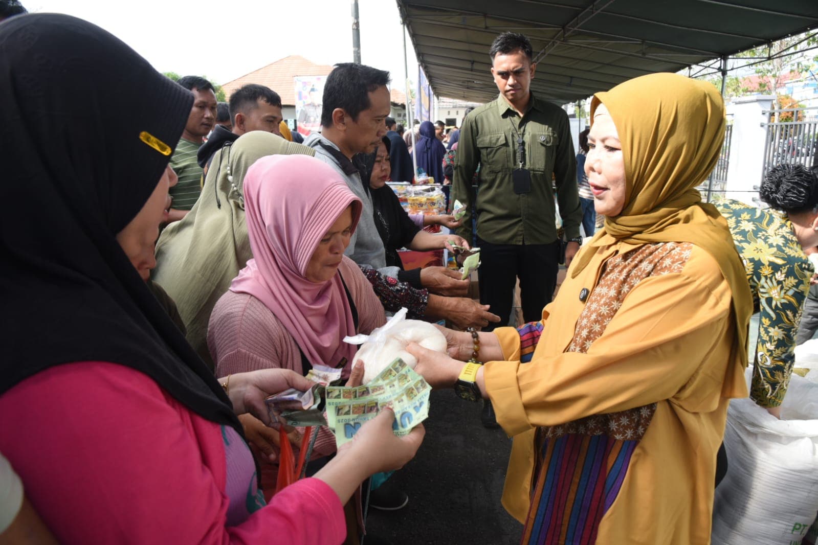Saat Wagub Gorontalo Layani Warga Berbelanja di Pasar Murah