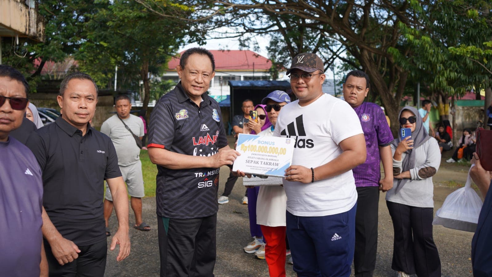 Gubernur Gorontalo Serahkan Bonus Tertunda kepada Atlet PON Berprestasi