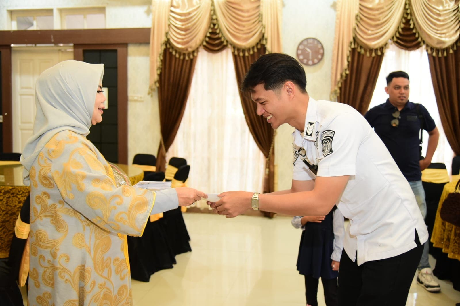 Wagub Idah Bagi “Uang Ayam” ke Timnya Jelang Ramadan