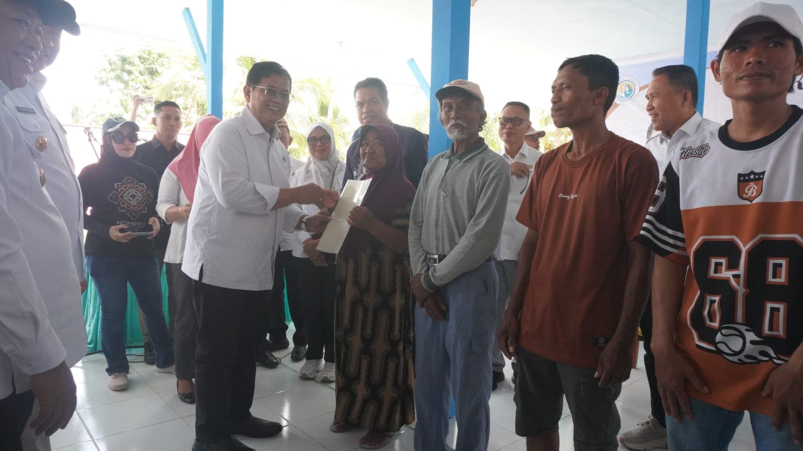 Deputy Minister of Transmigration Hands Over 109 Land Certificates (SHM) to Pulubala Transmigrants