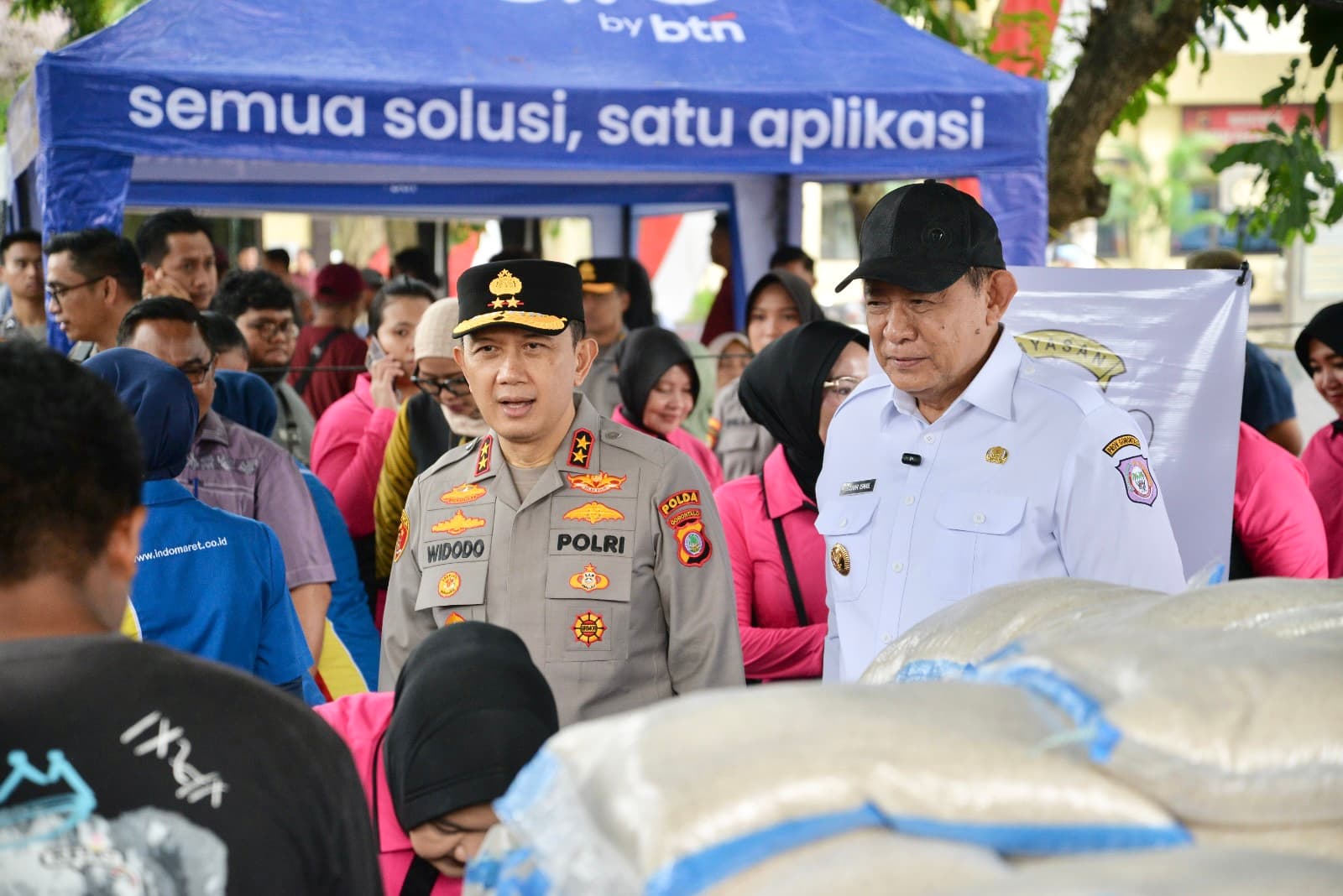 Warga Padati Pasar Murah Bersubsidi di Halaman Mapolda Gorontalo