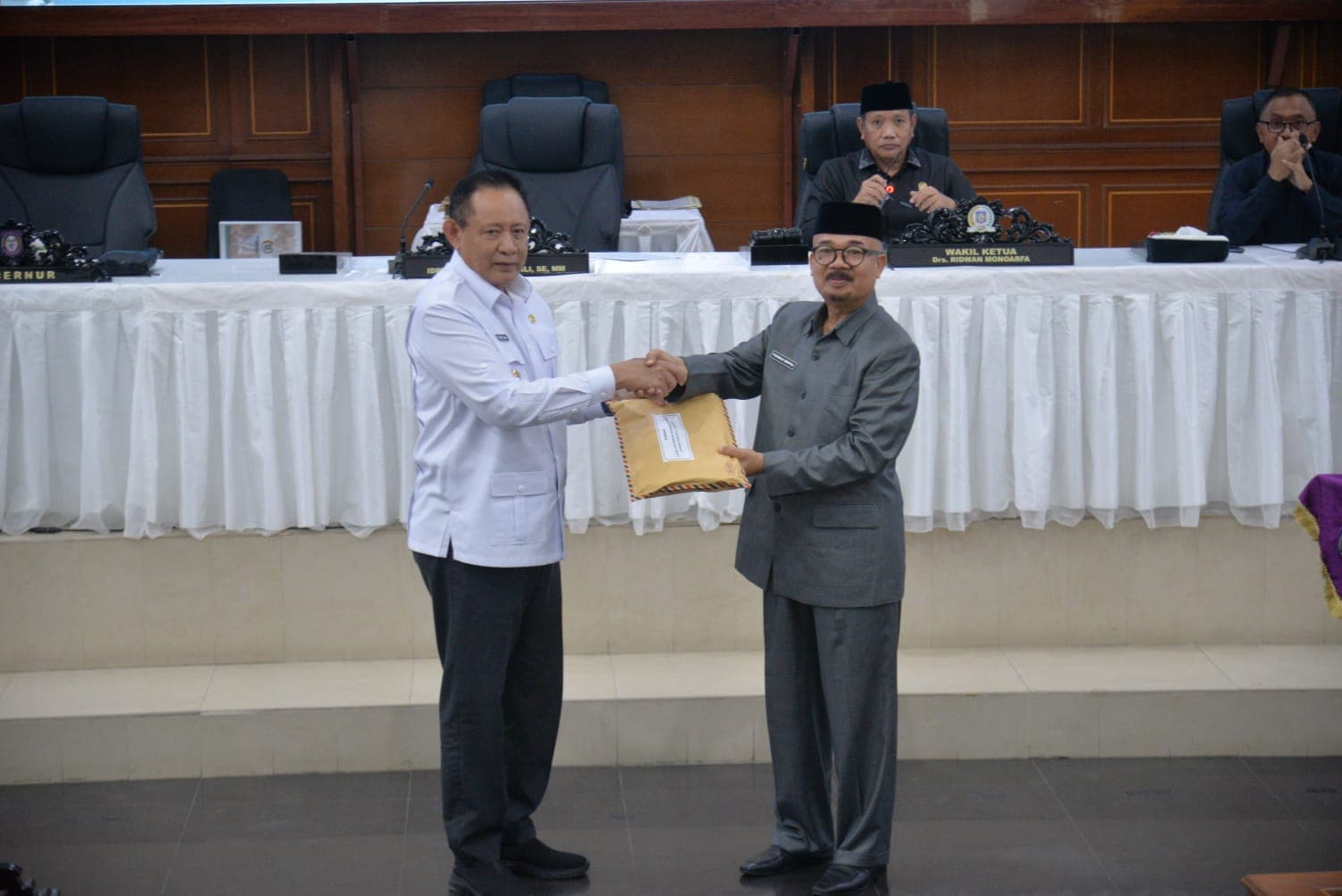 Serahkan LKPJ 2025, Gubernur Gusnar Paparkan Capaian Kinerja Pembangunan